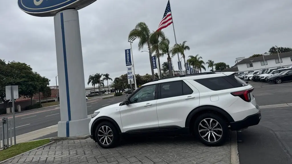 2025 Ford Explorer ST-Line