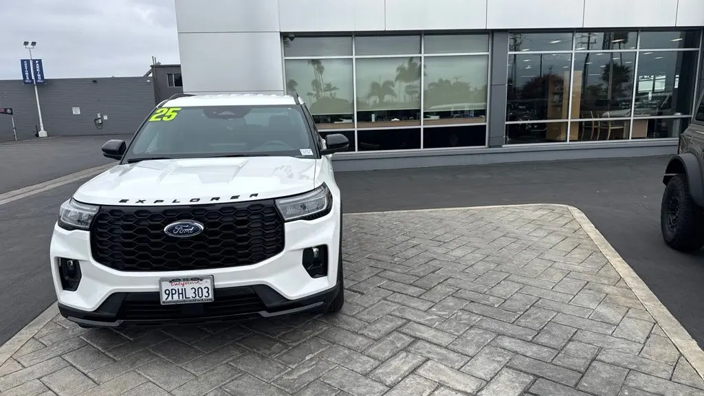 2025 Ford Explorer ST-Line