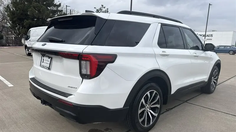 2025 Ford Explorer ST-Line