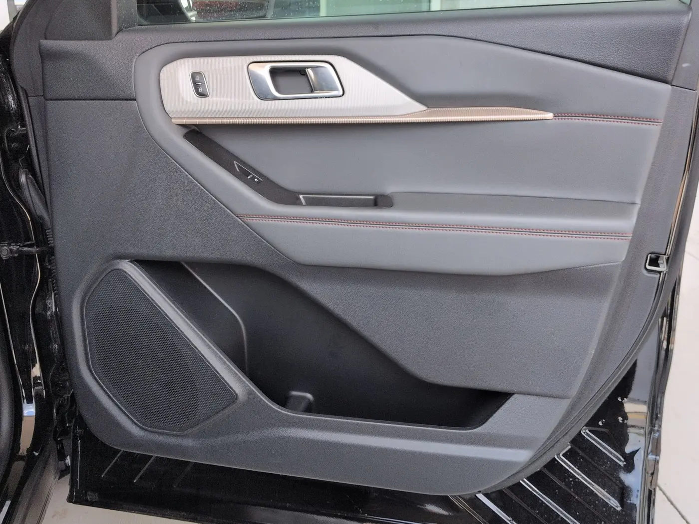 2025 Ford Explorer - $35,995