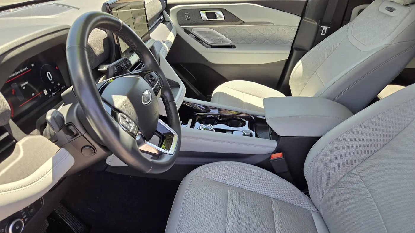 2025 Ford Explorer Platinum