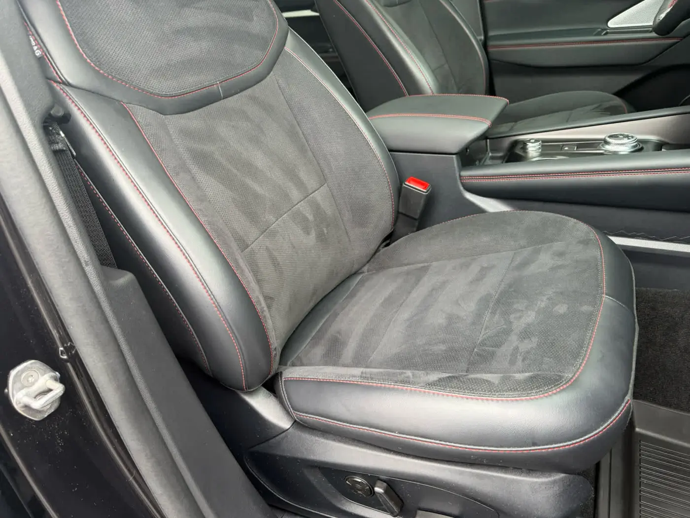 2025 Ford Explorer - $49,910