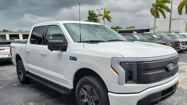 2025 Ford F-150 Lightning Flash
