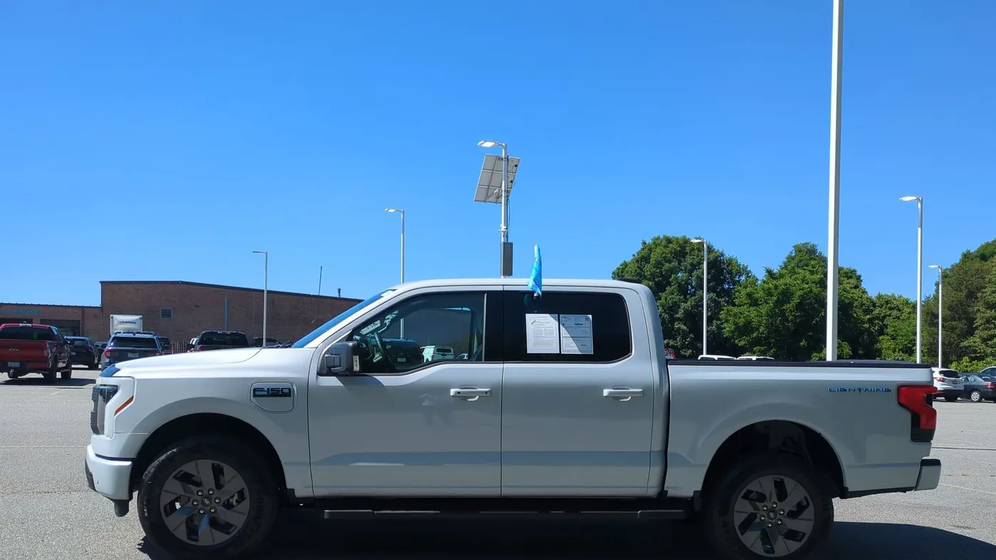 2025 Ford F-150 Lightning Flash