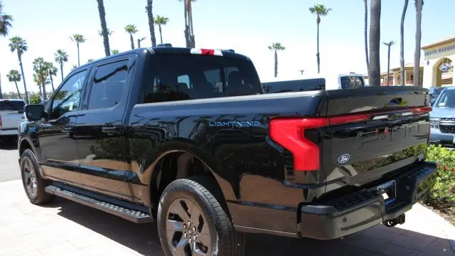 2025 Ford F-150 Lightning Lariat