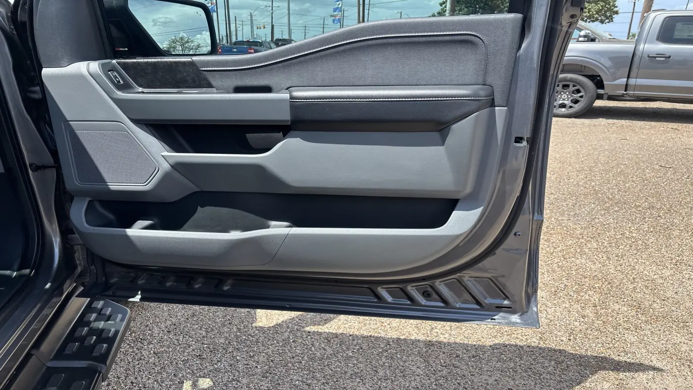 2023 Ford F-150 Lightning Lariat