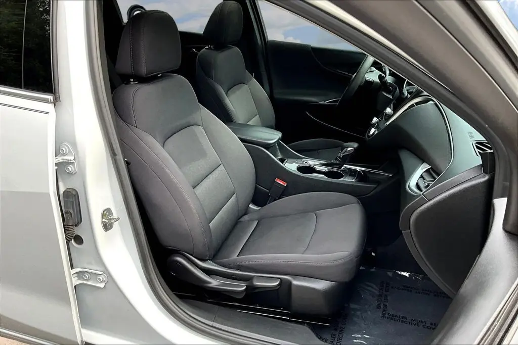 2022 Chevrolet Malibu - $17,815