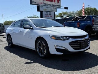 2023 Chevrolet Malibu with Summit White Exterior
