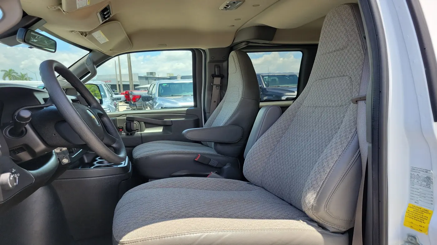 2025 Chevrolet Express LT 3500