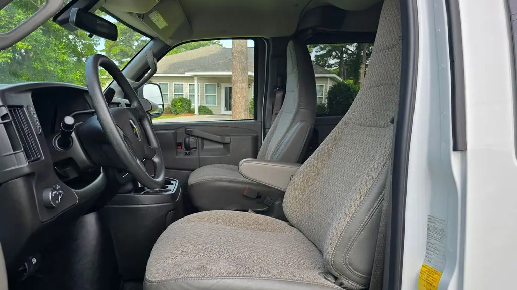 2025 Chevrolet Express LT 3500