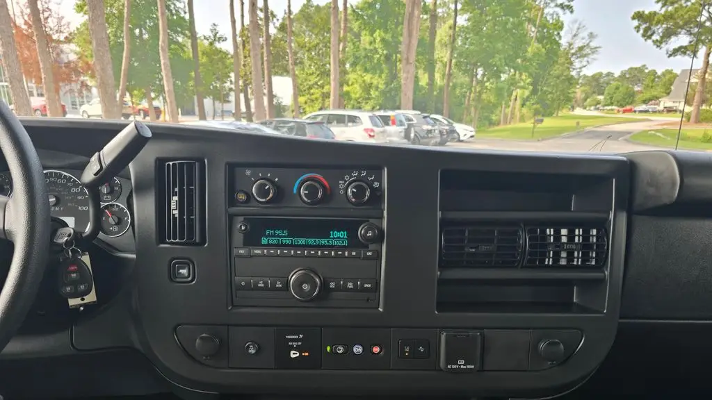 2025 Chevrolet Express LT 3500