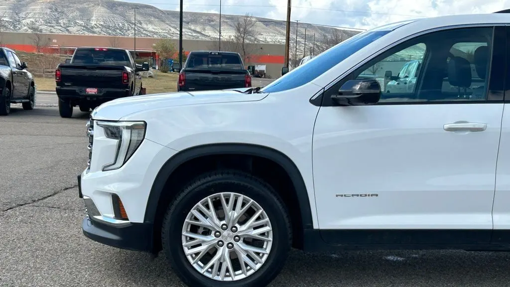 2024 GMC Acadia Elevation
