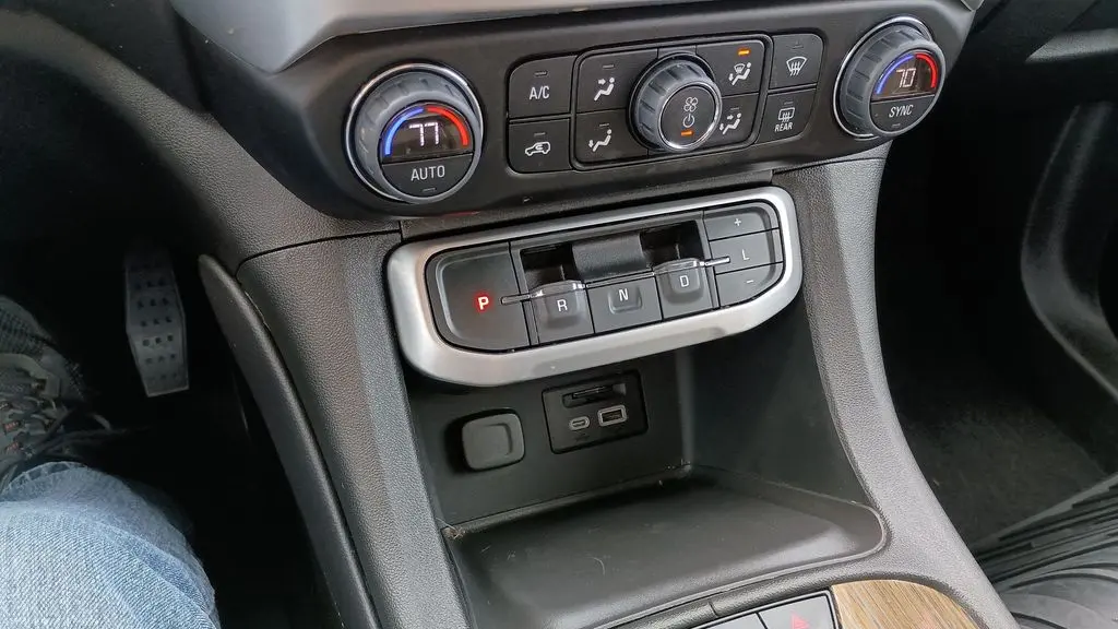 2023 GMC Acadia SLE