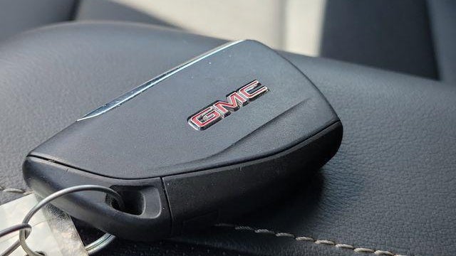 2023 GMC Yukon SLT