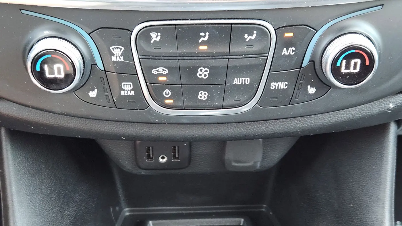 2022 Chevrolet Traverse LT Cloth