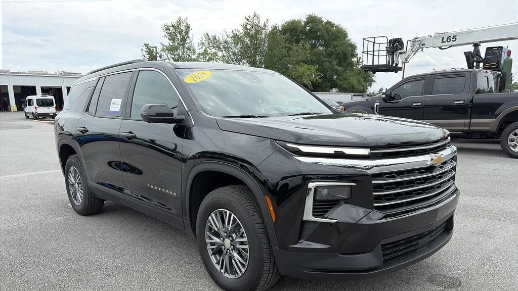 2025 Chevrolet Traverse LT