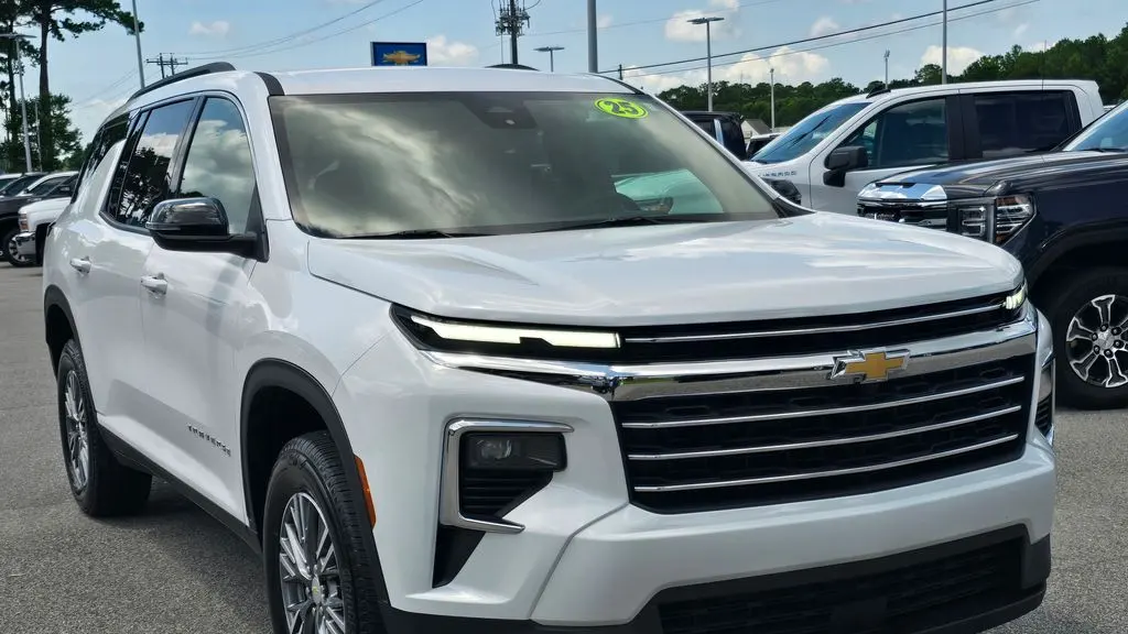 2025 Chevrolet Traverse LT
