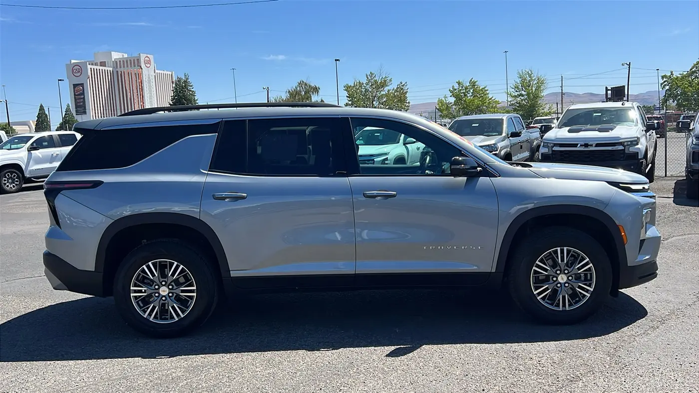 2024 Chevrolet Traverse LT