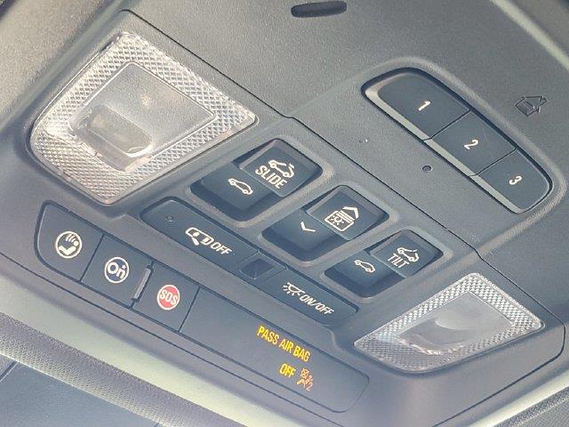 2022 Chevrolet Traverse - $27,900