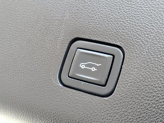 2022 Chevrolet Traverse - $27,900
