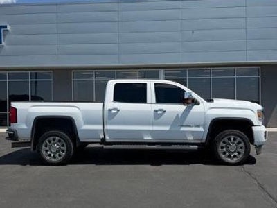 2017 GMC Sierra 2500HD 4X4 Denali 4DR Crew Cab SB
