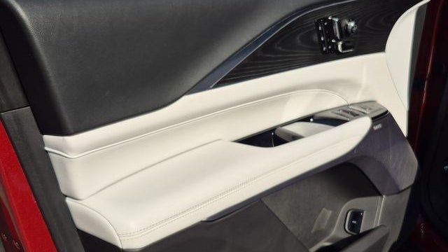 2024 Cadillac LYRIQ Luxury 2