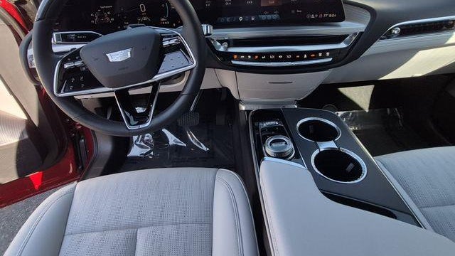 2024 Cadillac LYRIQ Luxury 2