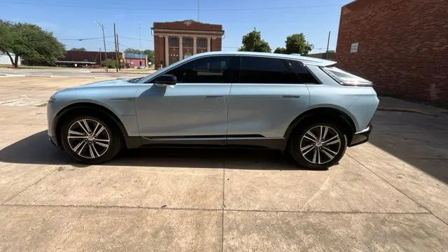 2024 Cadillac LYRIQ Luxury 2