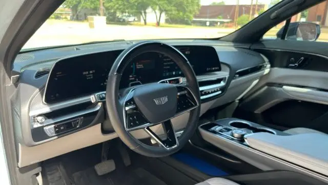 2024 Cadillac LYRIQ Luxury 2