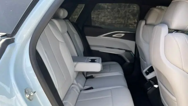2024 Cadillac LYRIQ Luxury 2