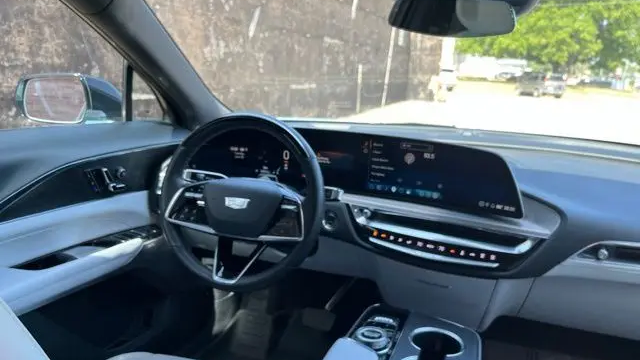 2024 Cadillac LYRIQ Luxury 2