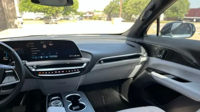 2024 Cadillac LYRIQ Luxury 2