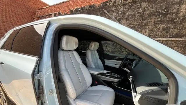 2024 Cadillac LYRIQ Luxury 2