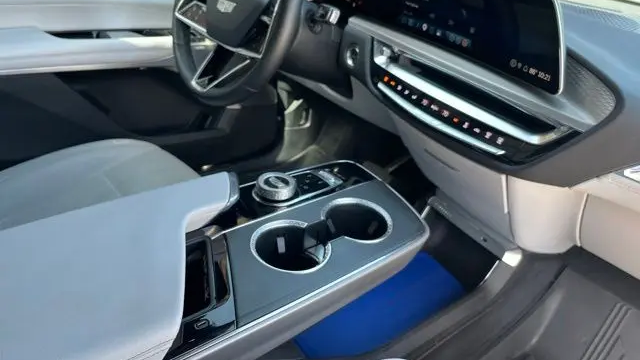 2024 Cadillac LYRIQ Luxury 2
