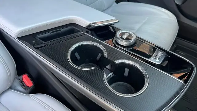 2024 Cadillac LYRIQ Luxury 2