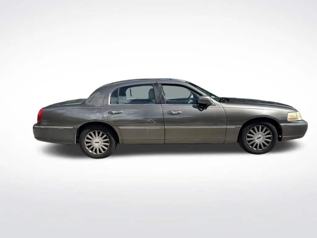 2004 Lincoln Town Car - $3,497