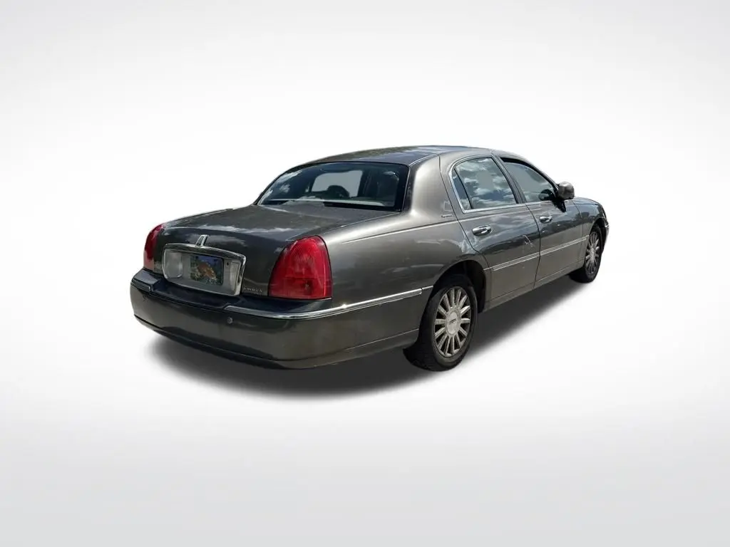 2004 Lincoln Town Car - $3,497