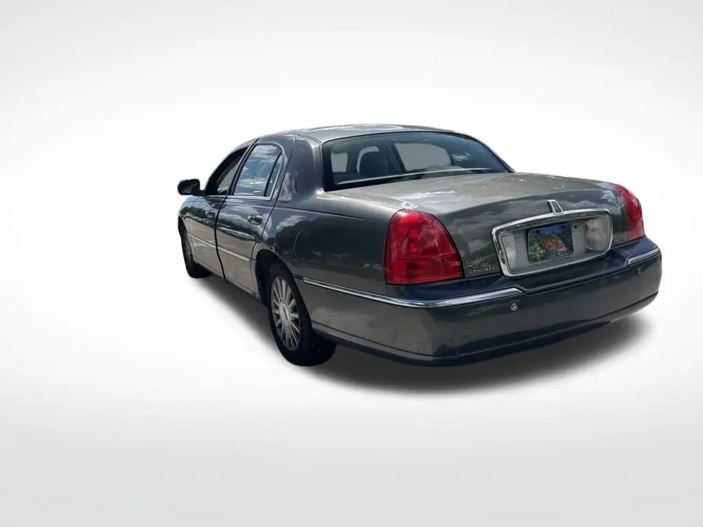 2004 Lincoln Town Car - $3,497