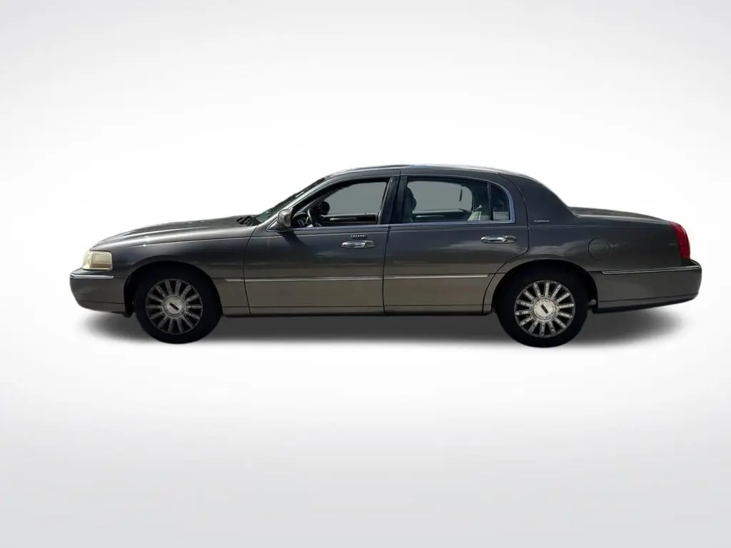 2004 Lincoln Town Car - $3,497