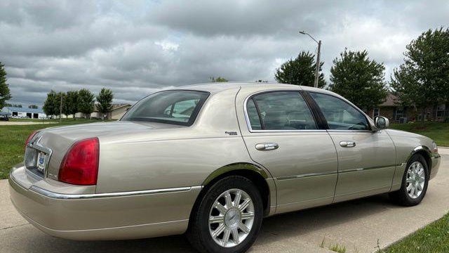 2006 Lincoln Town Car Signature Limited