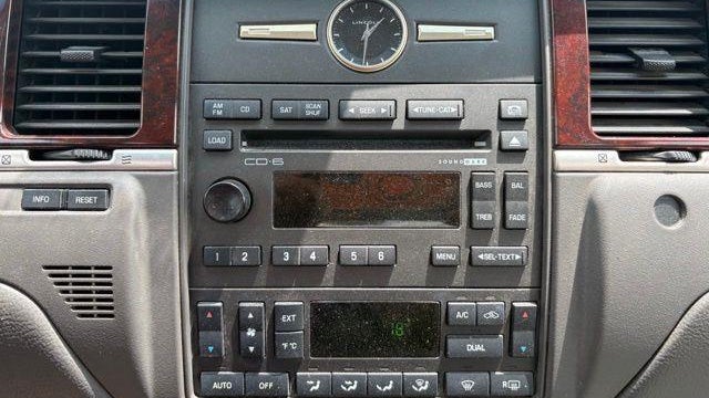 2006 Lincoln Town Car Signature Limited