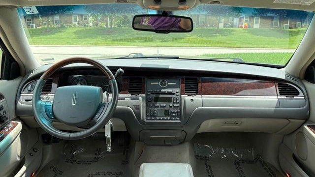 2006 Lincoln Town Car Signature Limited