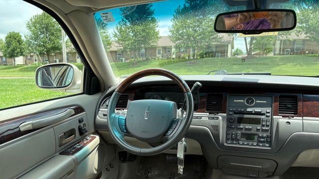 2006 Lincoln Town Car Signature Limited