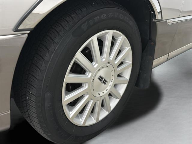 2003 Lincoln Town Car - $8,000