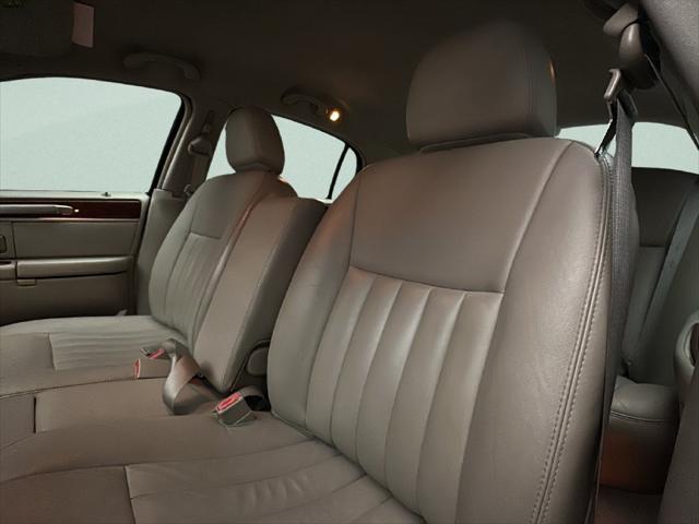 2003 Lincoln Town Car - $8,000