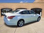 2015 Altima Thumbnail 3