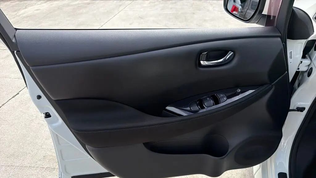 2022 Nissan LEAF SV
