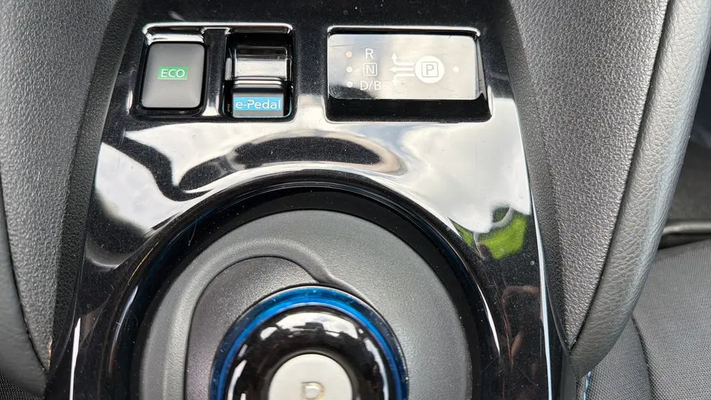 2022 Nissan LEAF SV