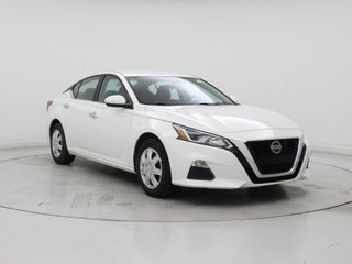 2021 Nissan Altima with Glacier White Exterior