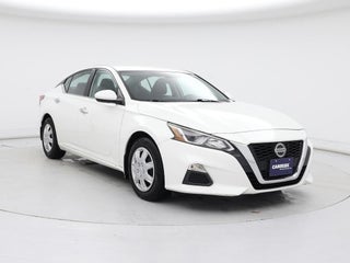 2019 Nissan Altima with Glacier White Exterior